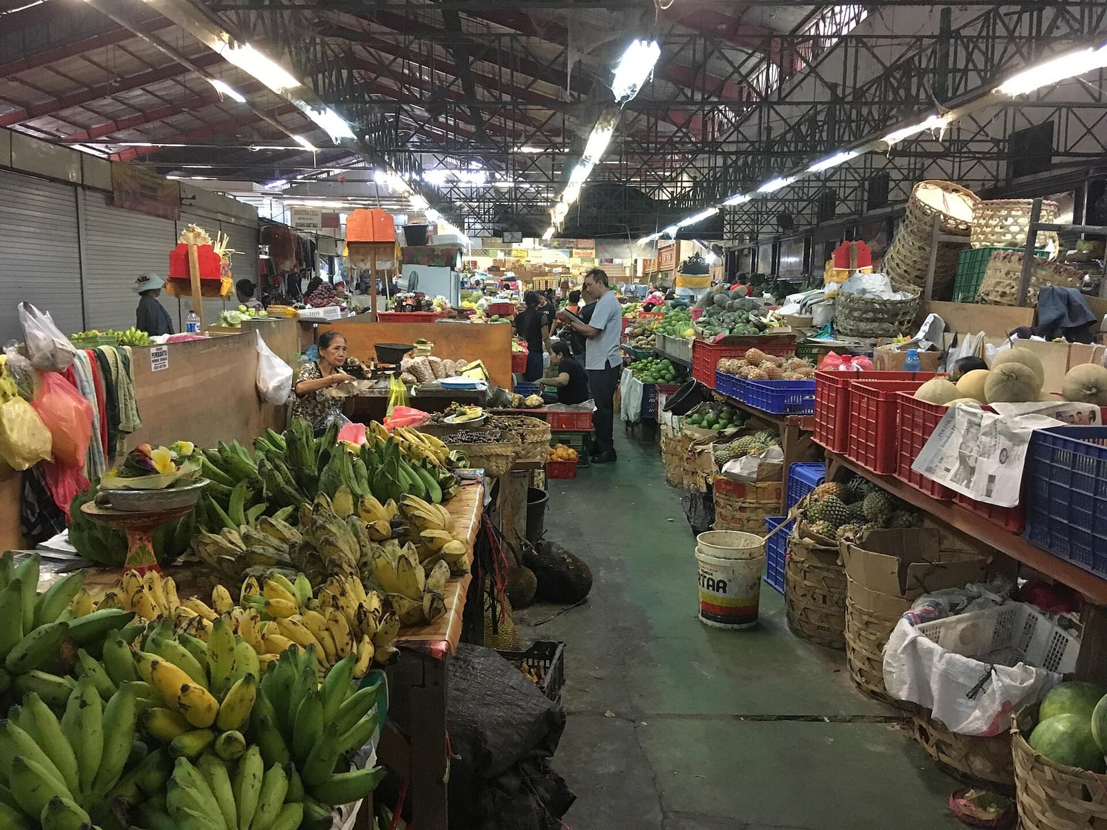 Étals de fruits et légumes dans la halle reconstruite du marché de Badung à Denpasar