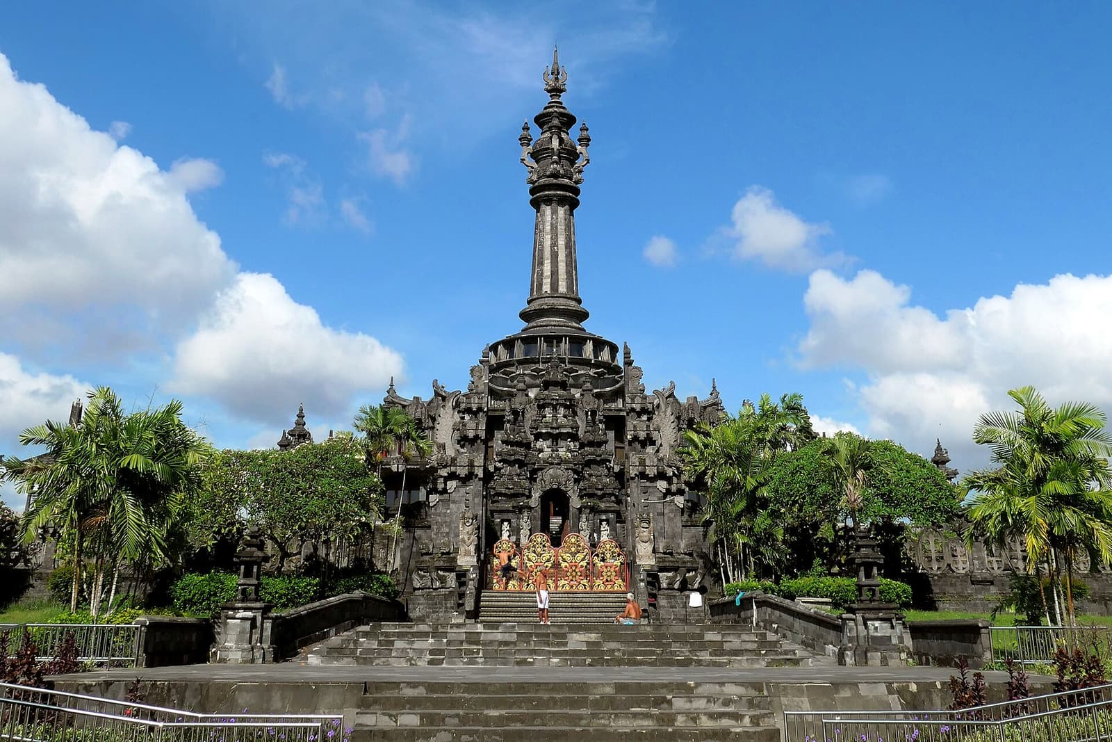 La tour de pierre du monument Bajra Sandhi s’élevant au-dessus de ses jardins à Renon, Denpasar
