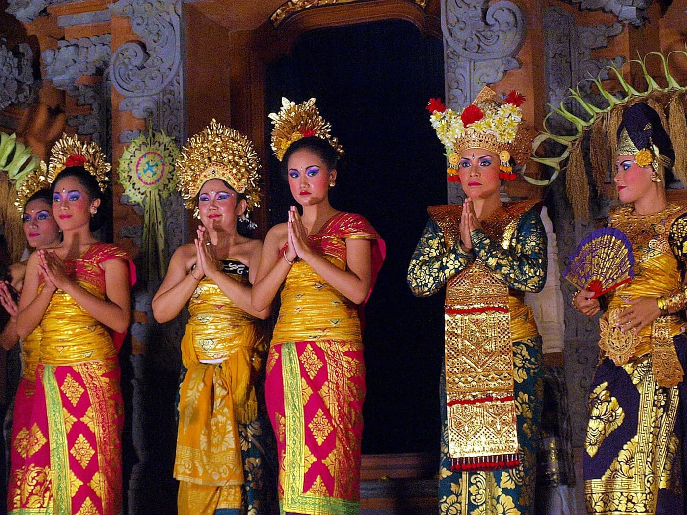 Jeunes danseuses balinaises de legong en costumes dorés et coiffes