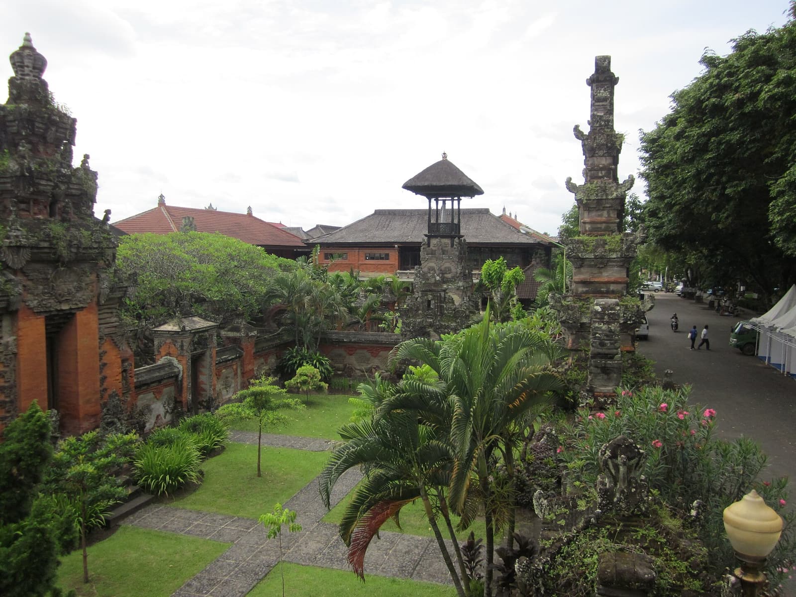 Jardins, portails sculptés et tour du kulkul dans l’enceinte du musée de Bali, Denpasar