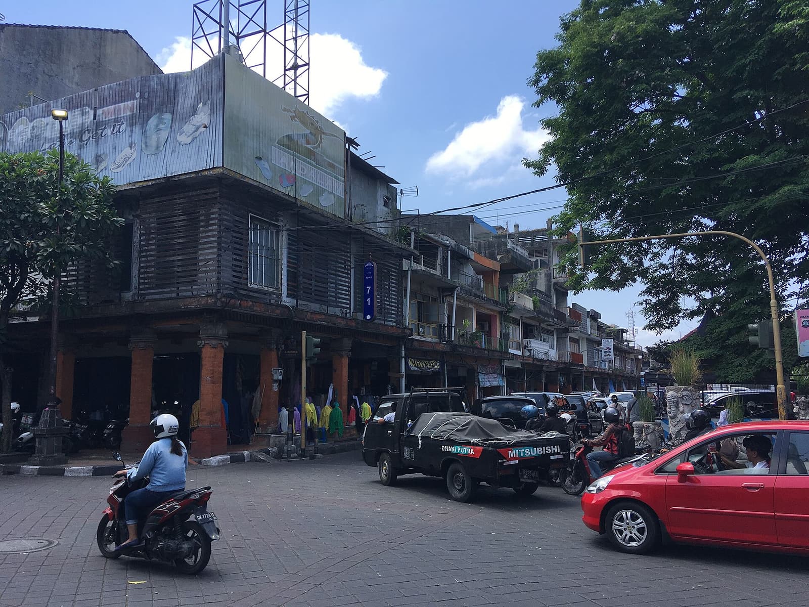 Vieux compartiments et circulation sur Jalan Sulawesi, dans le centre de Denpasar