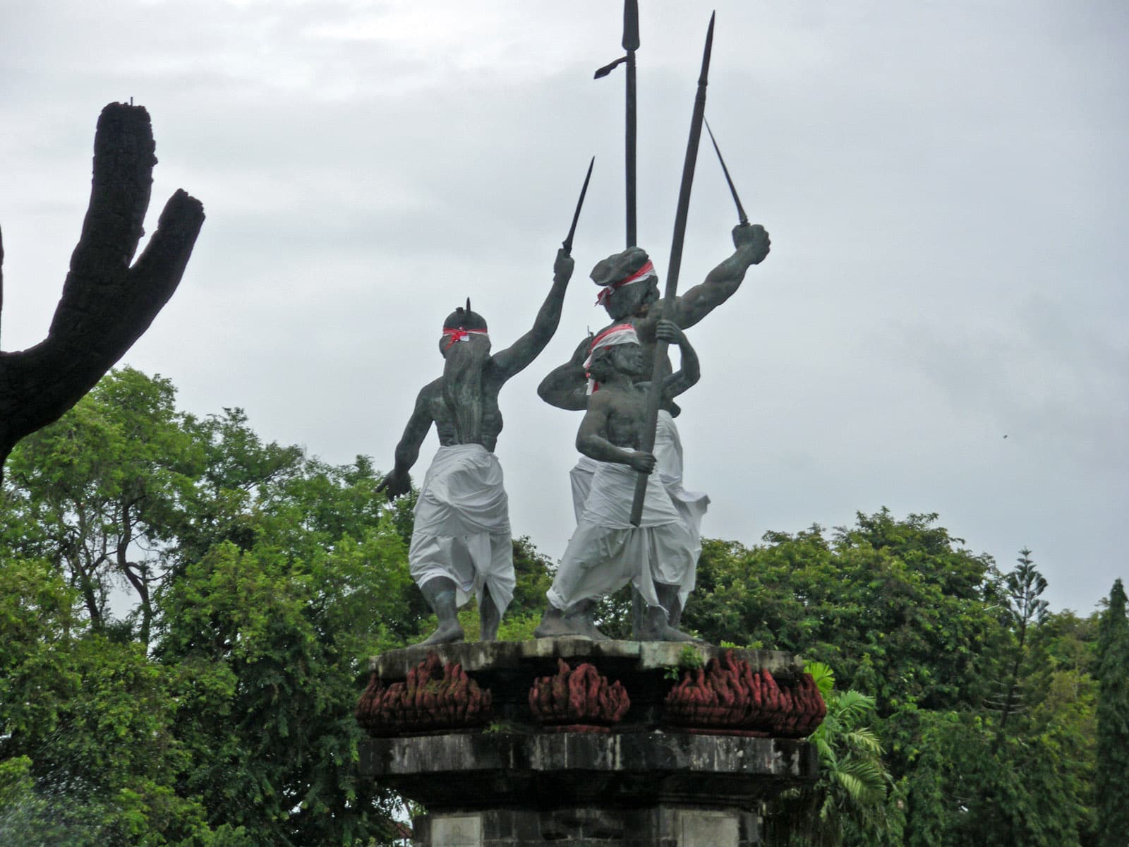 Le monument en bronze du Puputan Badung, figures brandissant leurs armes, à Denpasar