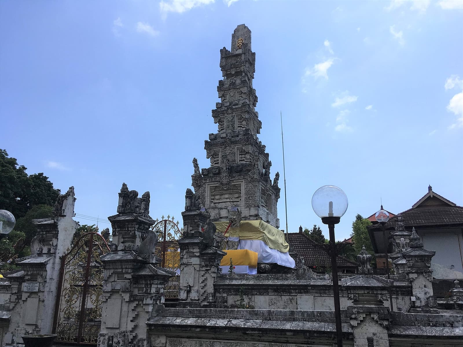 Le haut sanctuaire padmasana en corail blanc du Pura Agung Jagatnatha à Denpasar