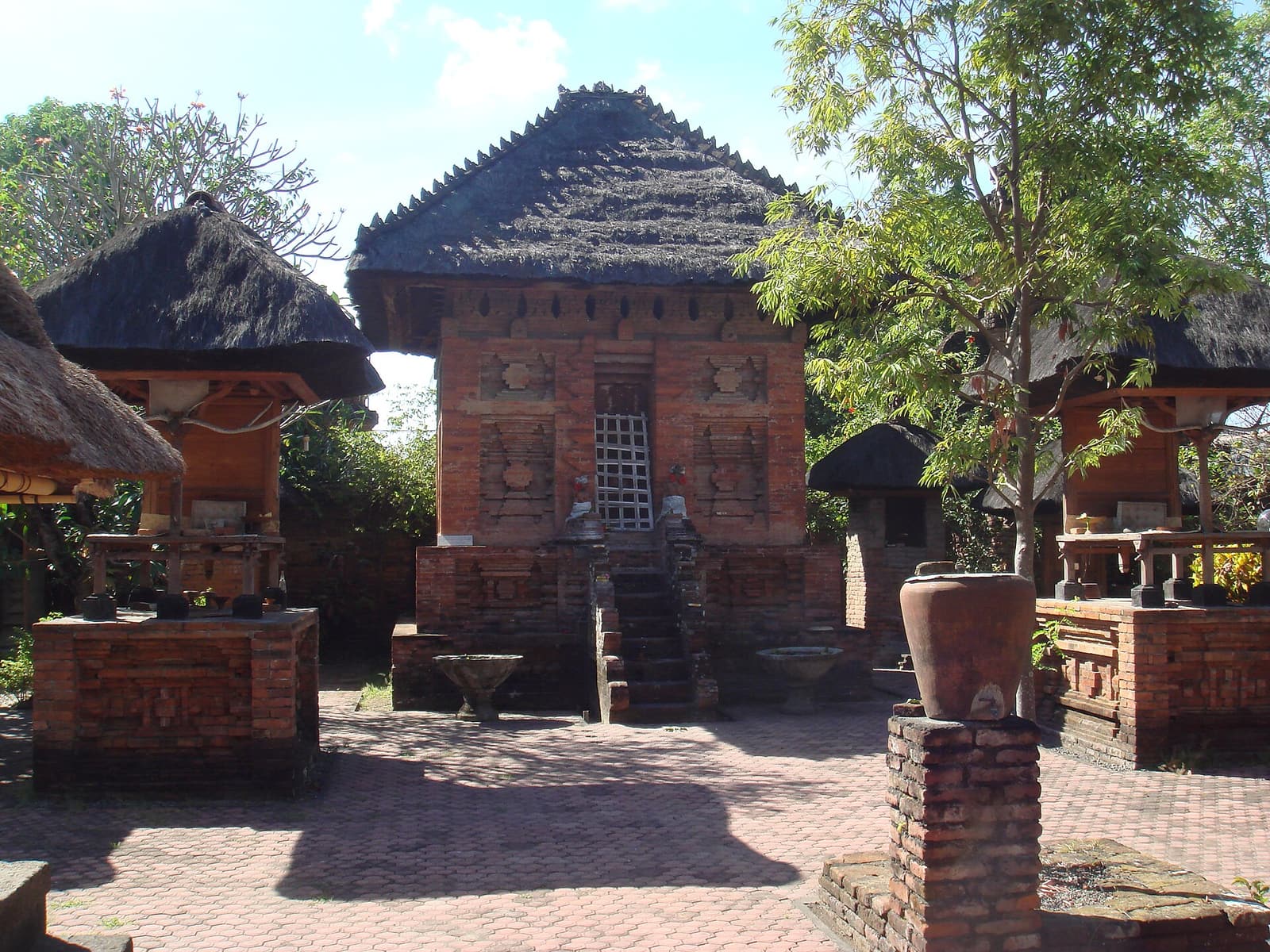 Sanctuaires de brique rouge au Pura Maospahit, à Denpasar