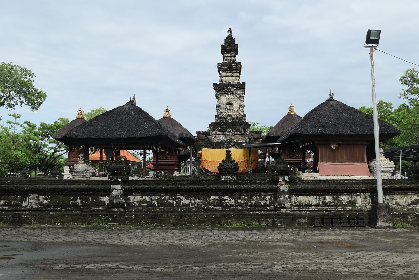 Sanctuaires aux toits de chaume et tour de pierre à l’intérieur du Pura Sakenan, sur l’île de Serangan