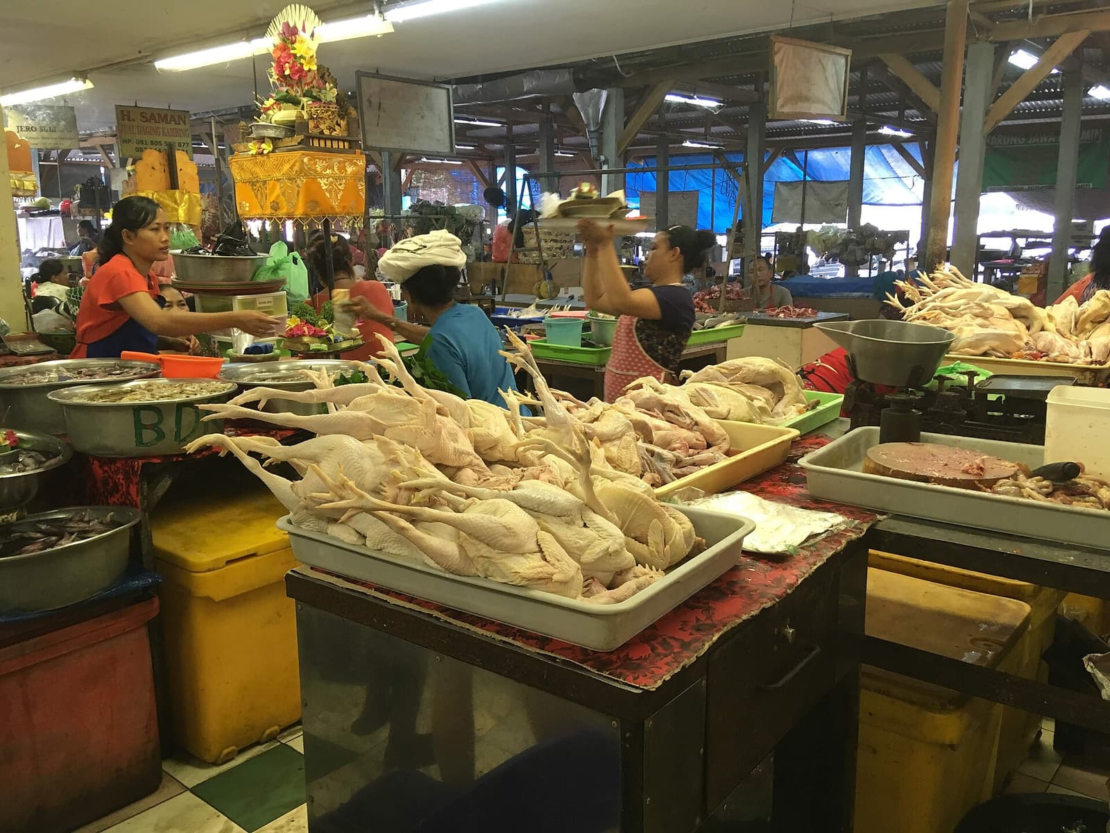 Un étal de poulet cuit à l’intérieur du marché de Badung, à Denpasar