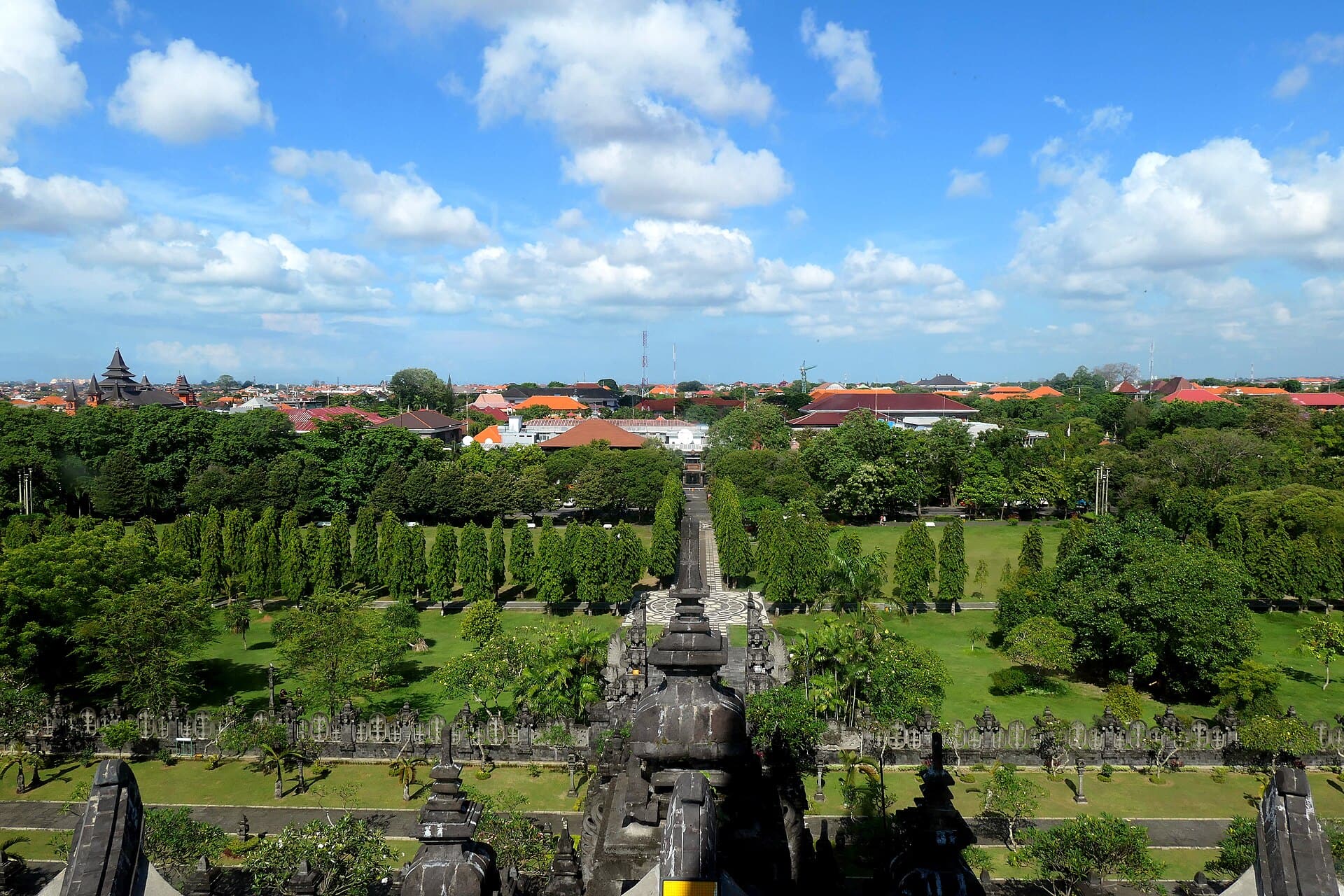 La vue vers l’ouest sur les jardins de Renon depuis le monument Bajra Sandhi