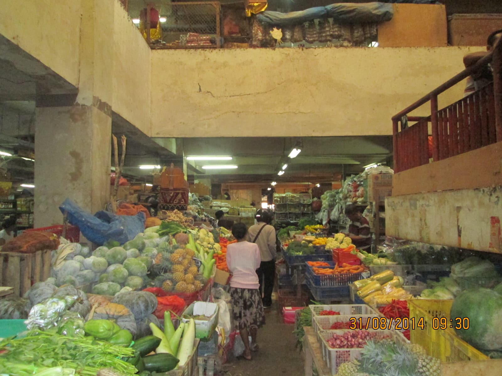 Étals de fruits et légumes dans une halle de marché à Denpasar
