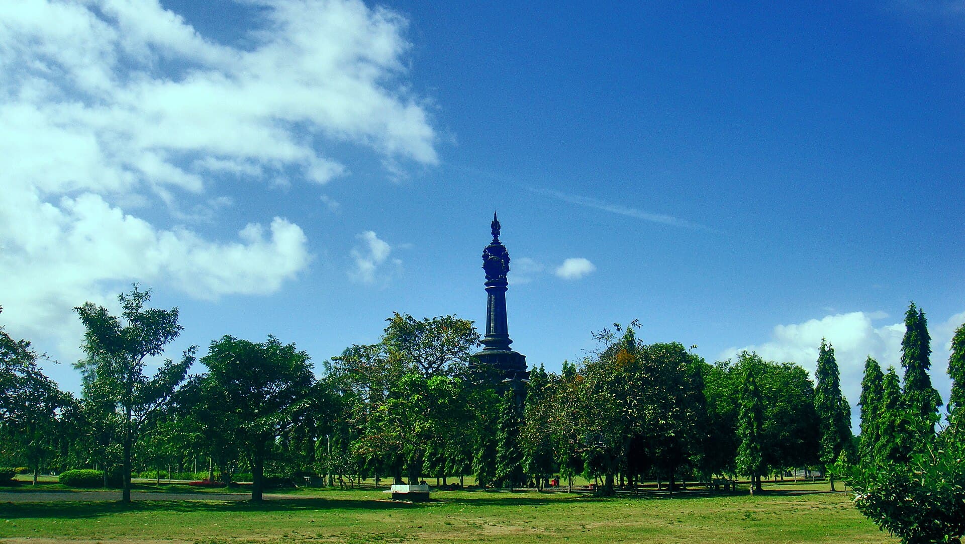 Le monument Bajra Sandhi vu depuis les pelouses de Lapangan Niti Mandala, à Renon