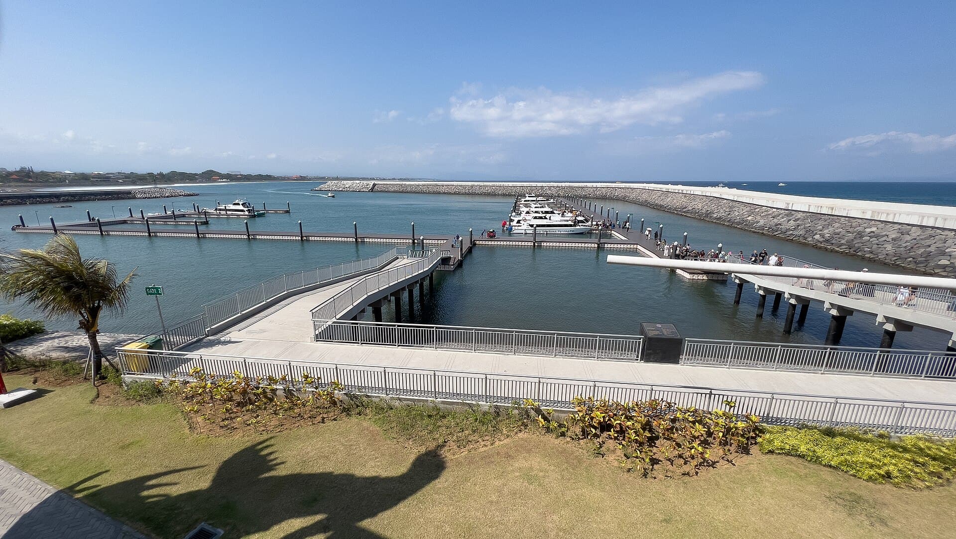 Le terminal des bateaux rapides et la jetée du port de Sanur