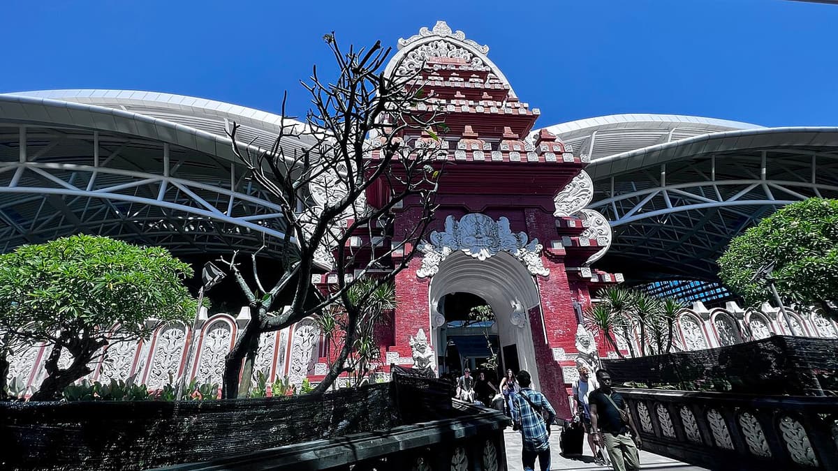 Un portail de style balinais devant le terminal de l’aéroport Ngurah Rai de Bali (DPS)