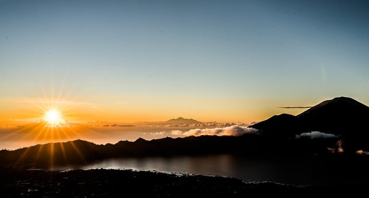 Le soleil se lève sur une mer de nuages, vu du mont Batur