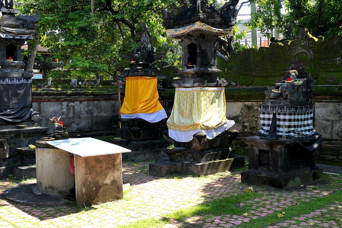 Autels enveloppés de tissu jaune au Pura Agung Jagatnatha, Denpasar