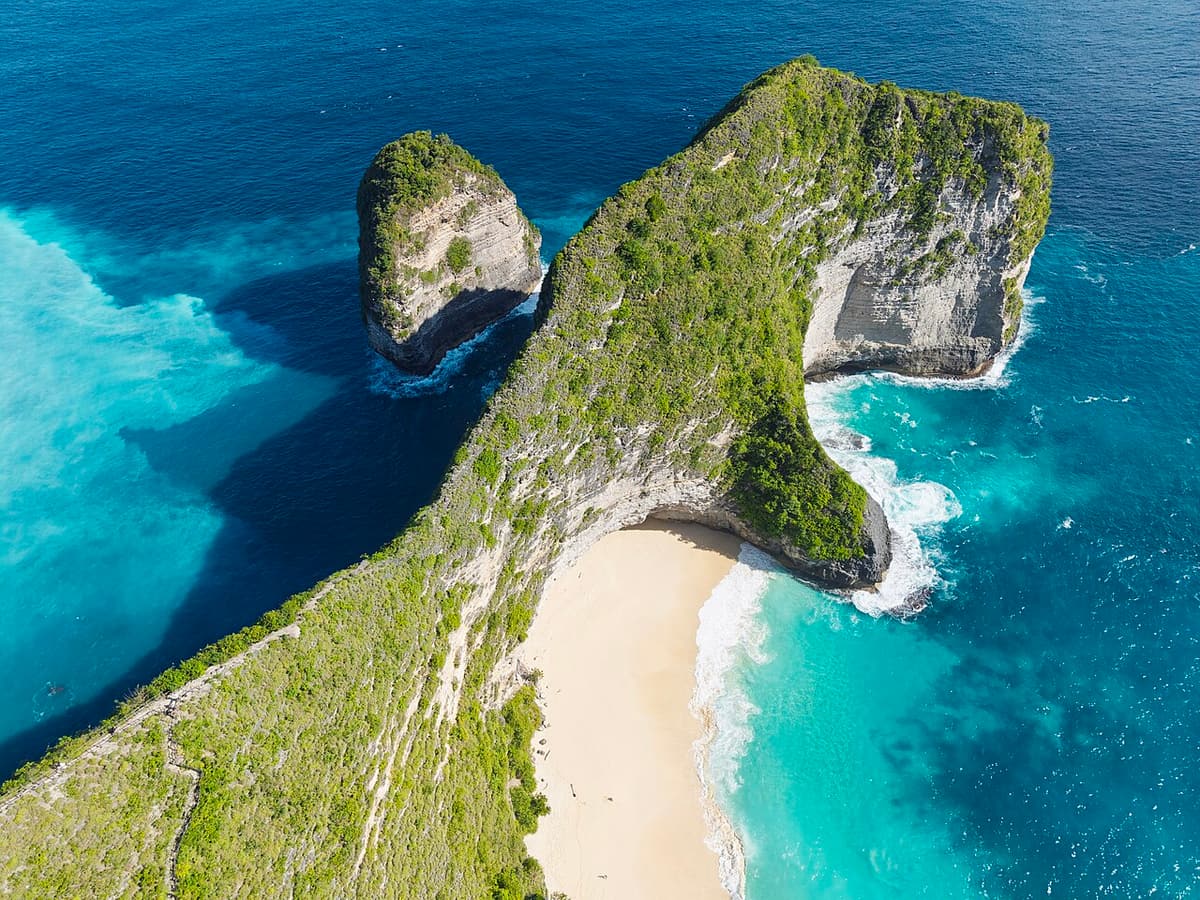 Vue aérienne du promontoire et de la plage de Kelingking, Nusa Penida