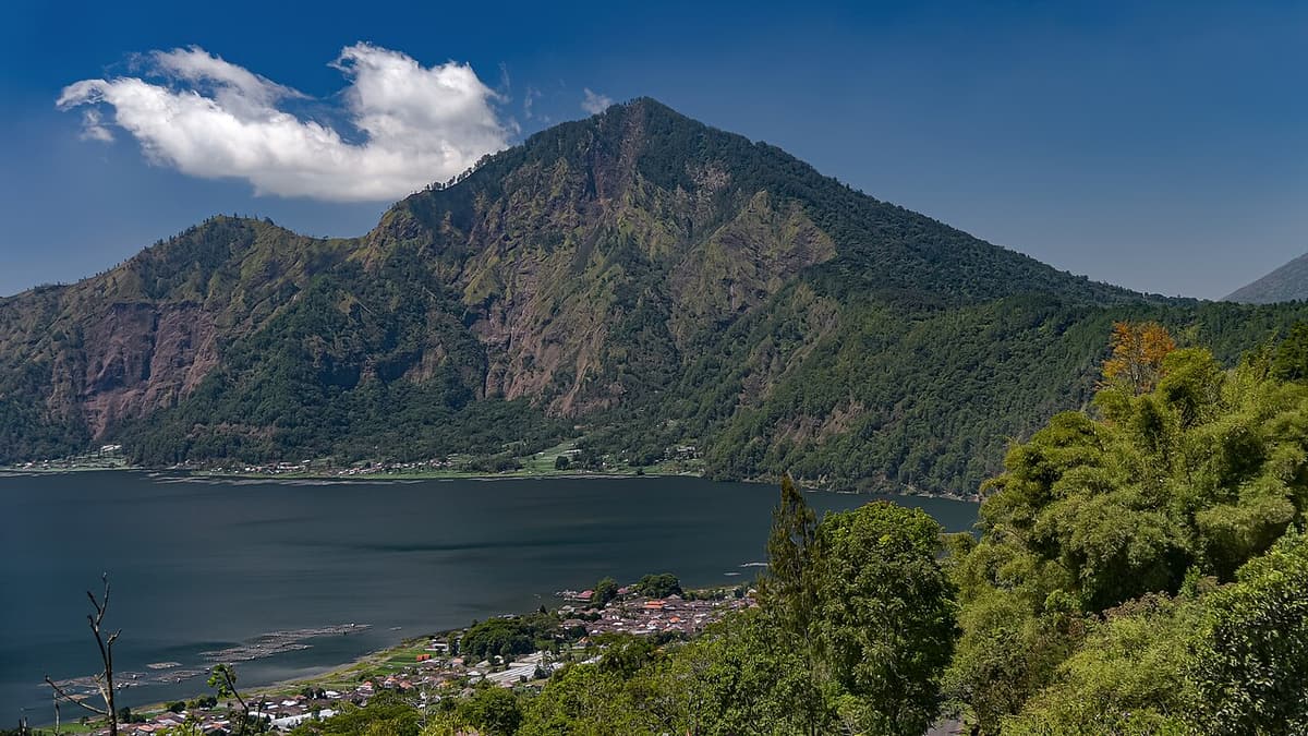 Le lac Batur et la paroi de la caldeira vus de Kintamani