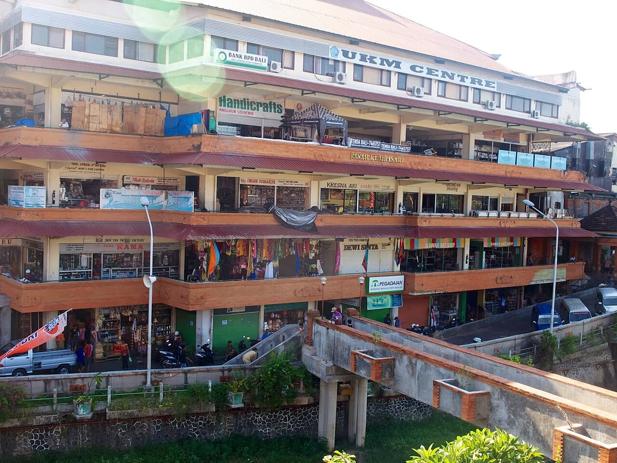 Le bâtiment à étages du marché de Kumbasari au bord de la rivière Badung à Denpasar