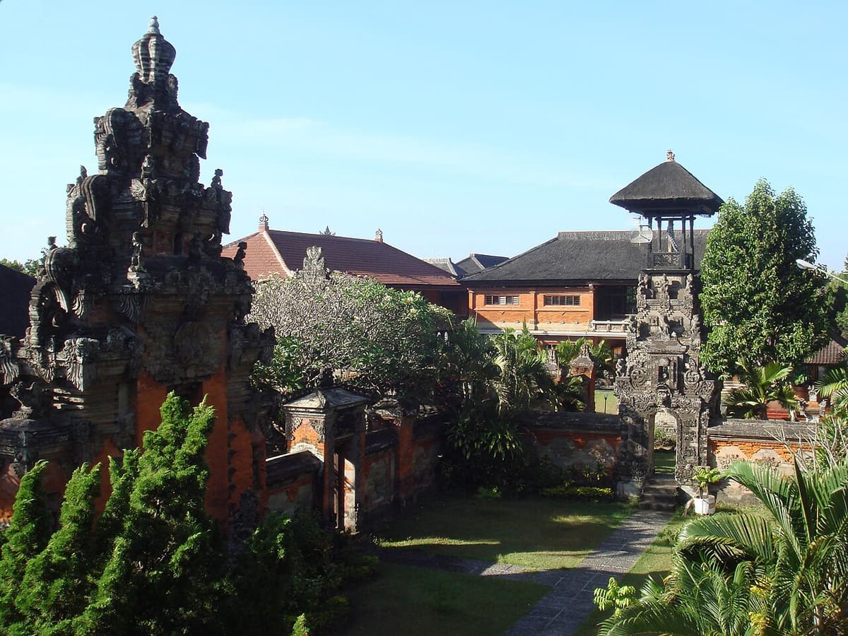 Cours et portails sculptés à l’intérieur du musée de Bali à Denpasar