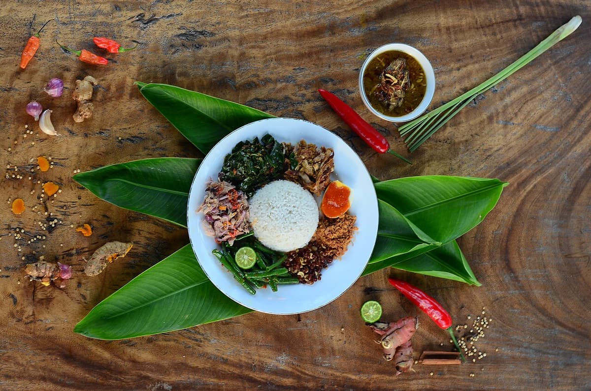 Une assiette de nasi campur balinais — du riz entouré de petits accompagnements