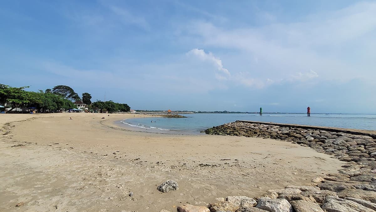 La courbe de la plage de Sanur et sa digue par temps calme