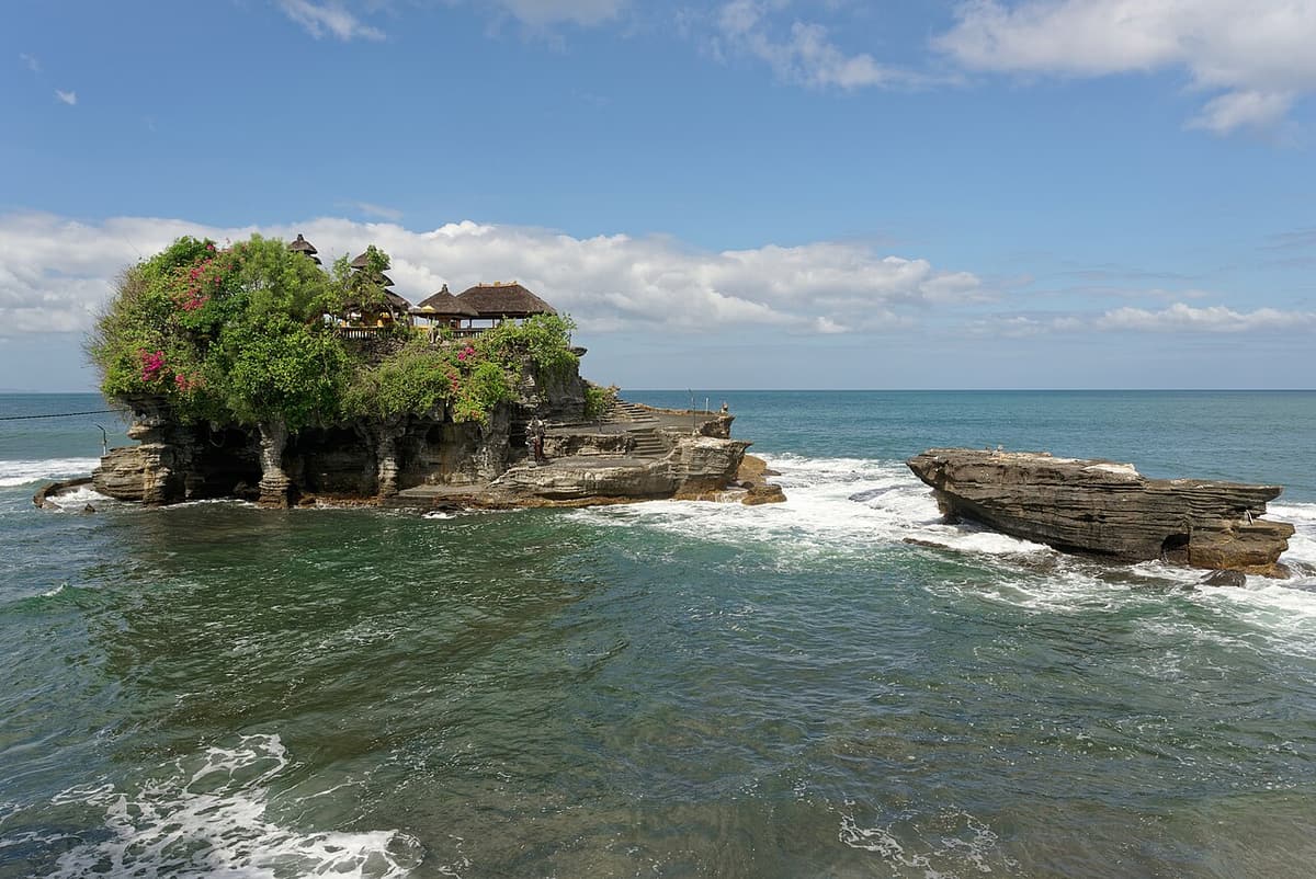 Le temple marin de Tanah Lot sur son rocher, au large de la côte ouest de Bali