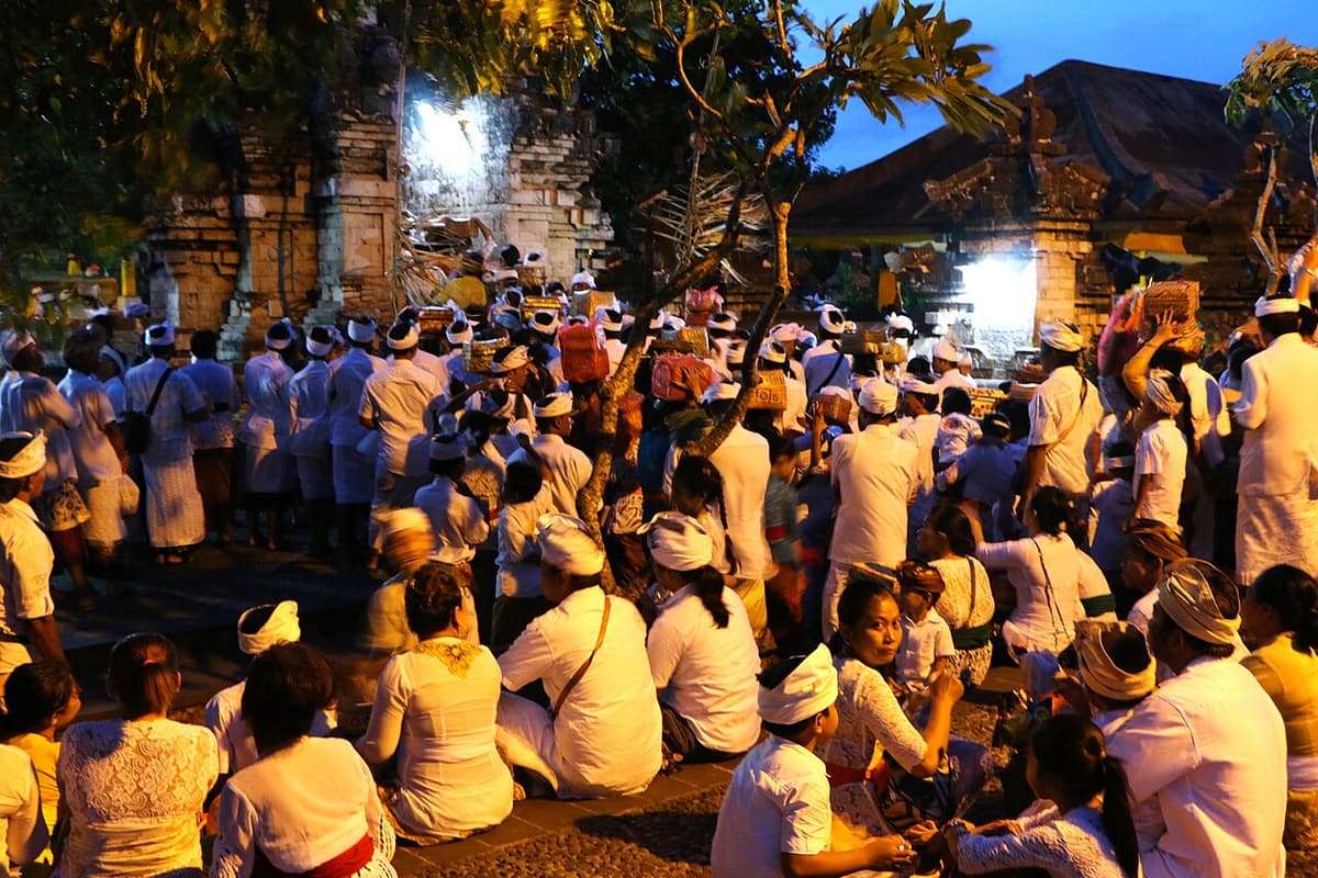 Fidèles vêtus de blanc lors d’une cérémonie du soir au Pura Luhur Uluwatu